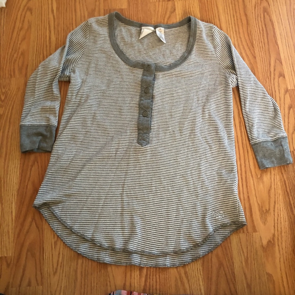 Small grey and white 1/4 sleeve sleeping shirt.